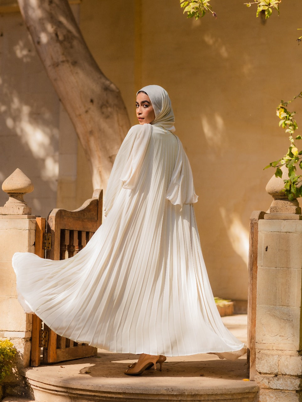 OFF WHITE/BEIGE DOUBLE SIDED PLISSE ABAYA